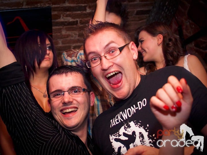 Club Escape se încinge, 