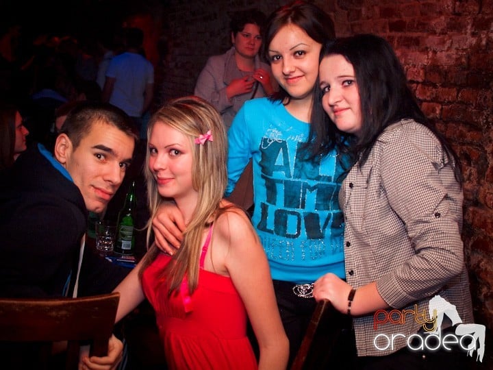 Club Escape se încinge, 