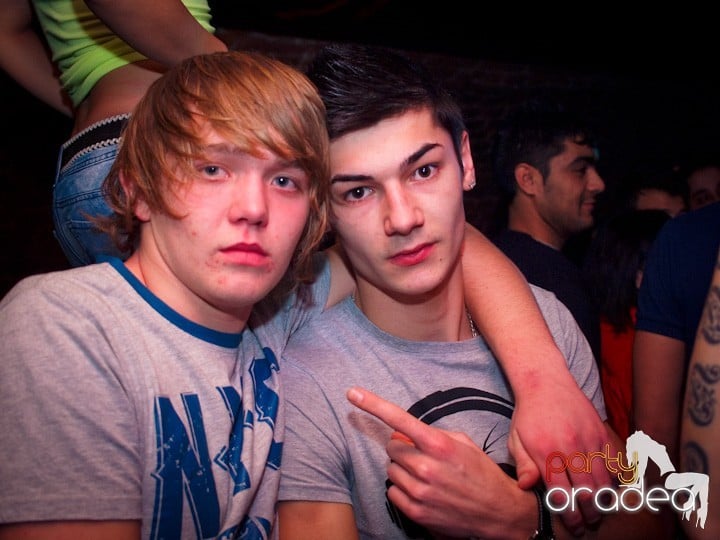 Club Escape se încinge, 