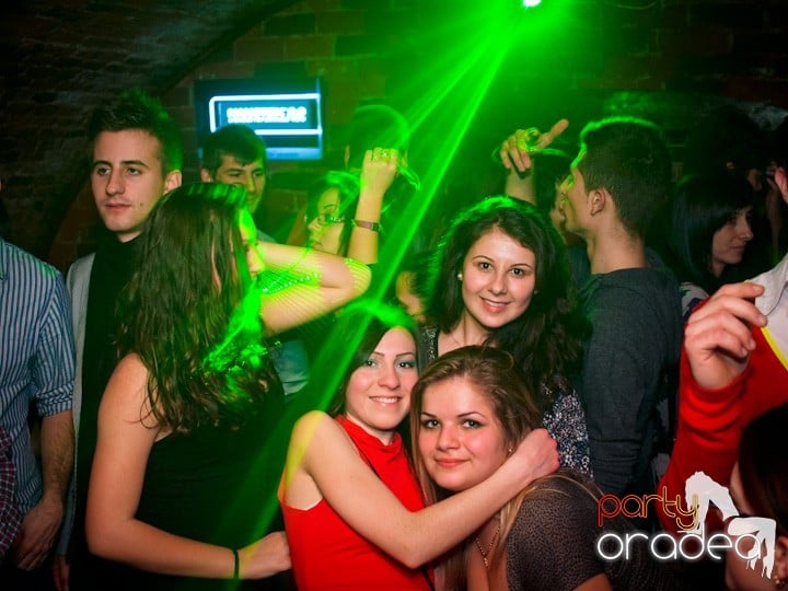 Club Escape se încinge, 