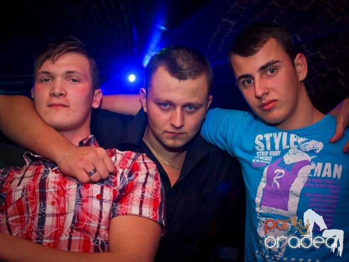 Club Escape se încinge, 