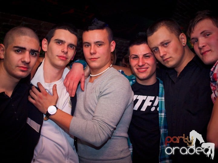 Club Escape se încinge, 