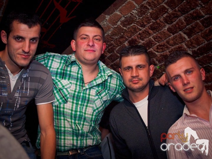 Club Escape se încinge, 