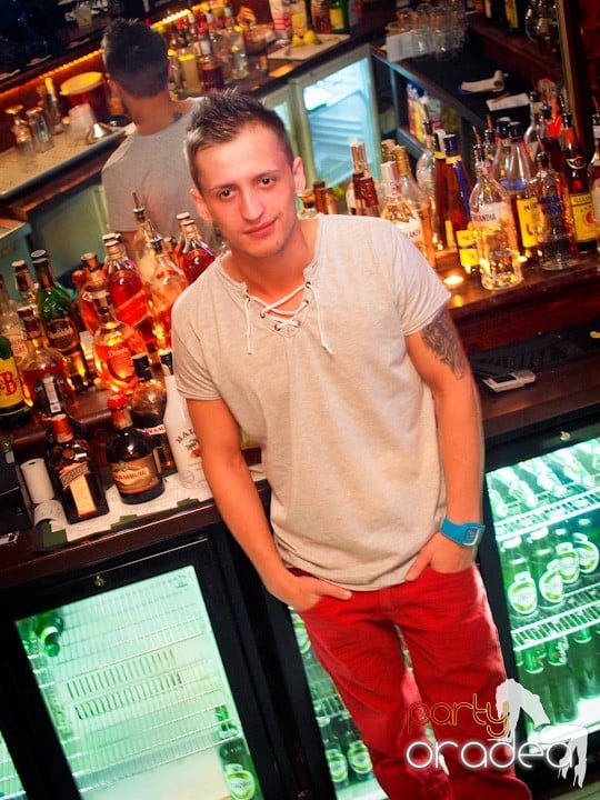 Club Escape se încinge, 