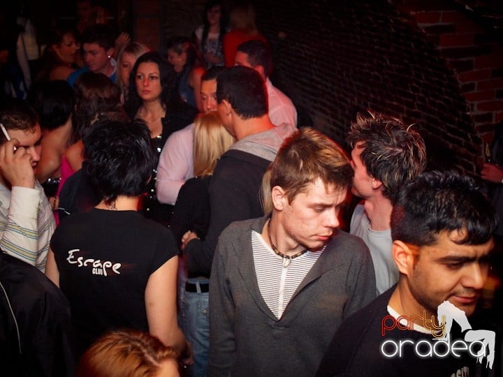 Club Escape se încinge, 