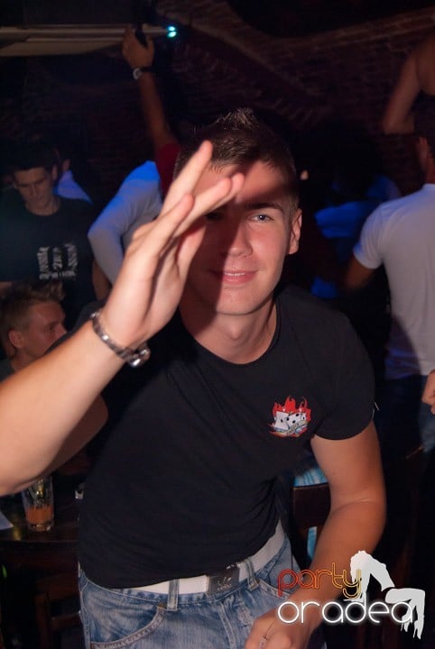 Club escape seară de seară, 