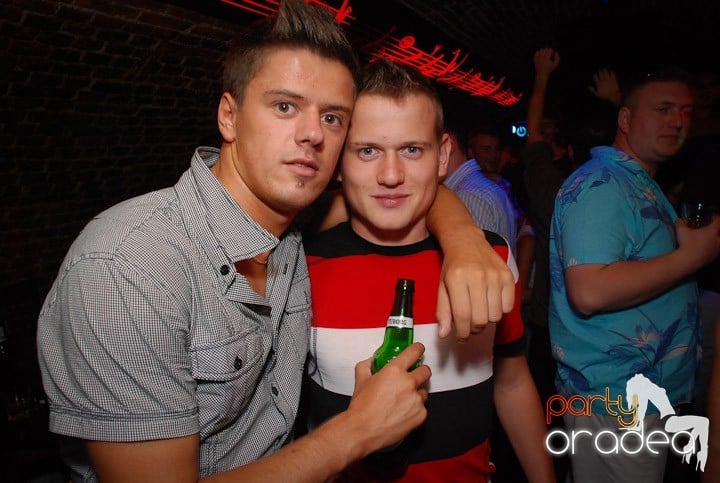 Clubbing în Escape, 