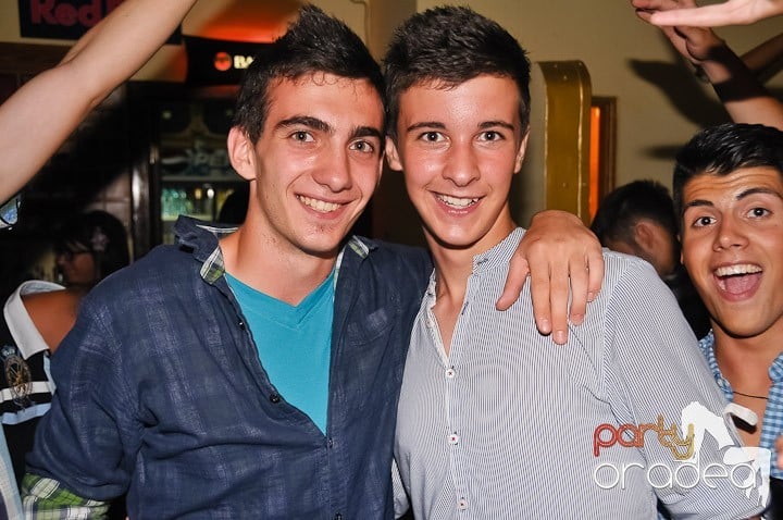 Clubbing la greu în Yellow Submarine, 