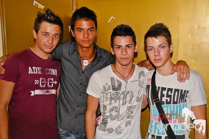 Clubbing la greu în Yellow Submarine, 