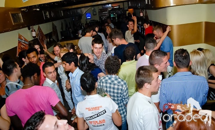 Clubbing la greu în Yellow Submarine, 