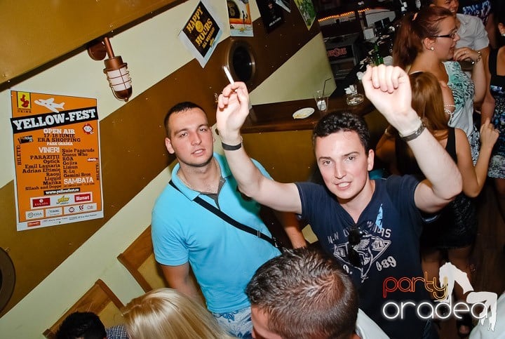 Clubbing la greu în Yellow Submarine, 