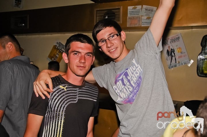 Clubbing la greu în Yellow Submarine, 