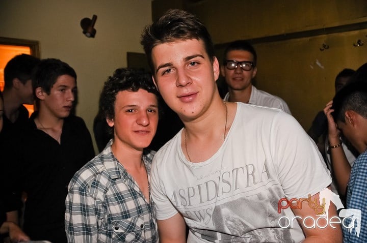 Clubbing la greu în Yellow Submarine, 