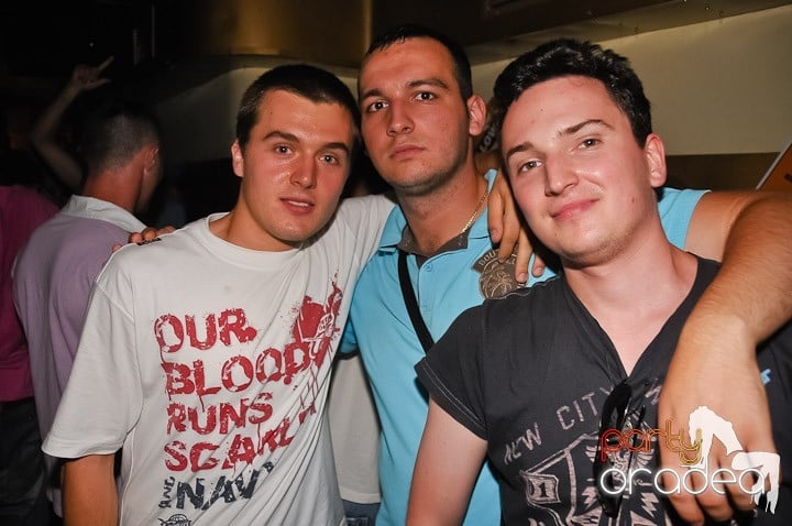 Clubbing la greu în Yellow Submarine, 