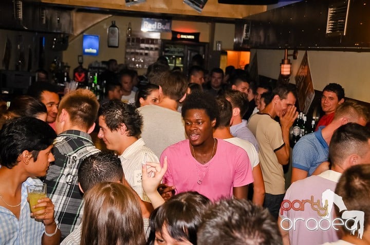 Clubbing la greu în Yellow Submarine, 