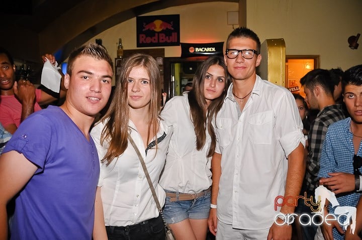 Clubbing la greu în Yellow Submarine, 