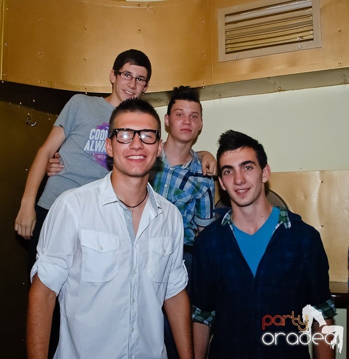 Clubbing la greu în Yellow Submarine, 