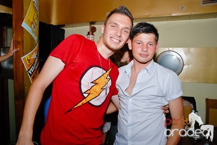 Clubbing la greu în Yellow Submarine, 
