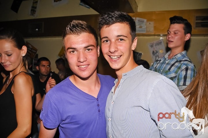 Clubbing la greu în Yellow Submarine, 