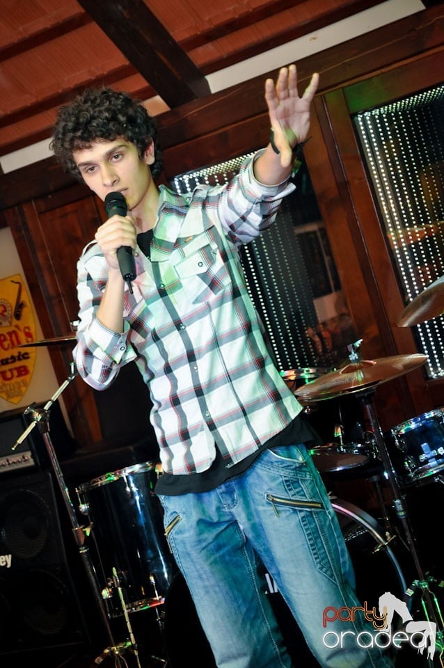 Comedianţii din Showder Klub în Queen's, Queen's Music Pub