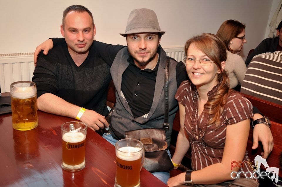 Comedianţii din Showder Klub în Queen's, Queen's Music Pub