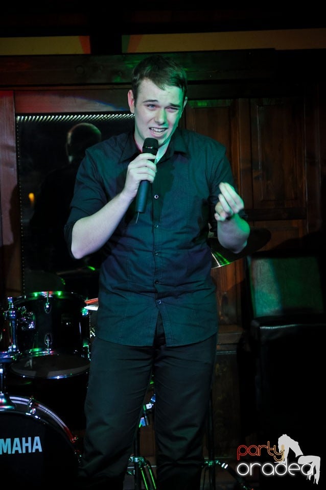 Comedianţii din Showder Klub în Queen's, Queen's Music Pub