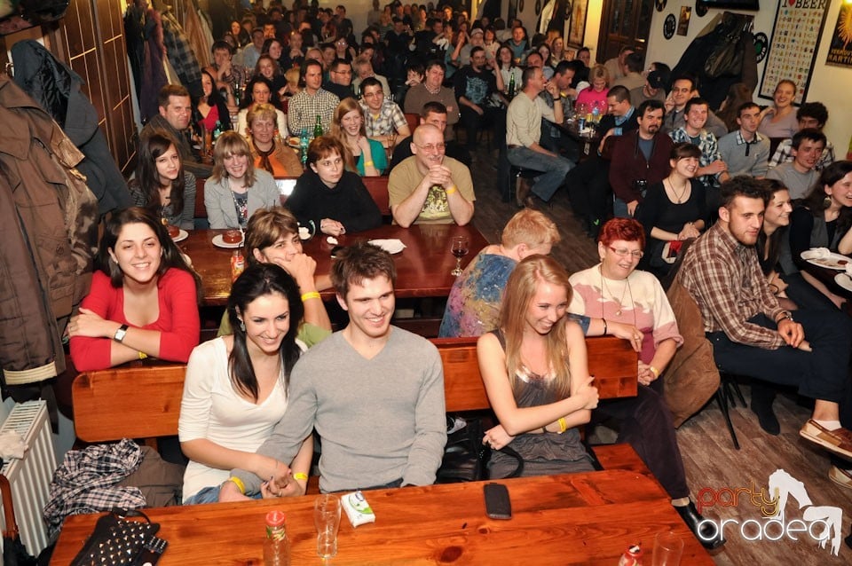 Comedianţii din Showder Klub în Queen's, Queen's Music Pub