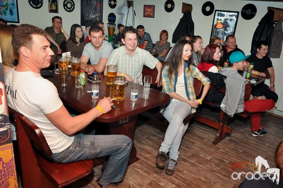 Comedianţii din Showder Klub în Queen's, Queen's Music Pub