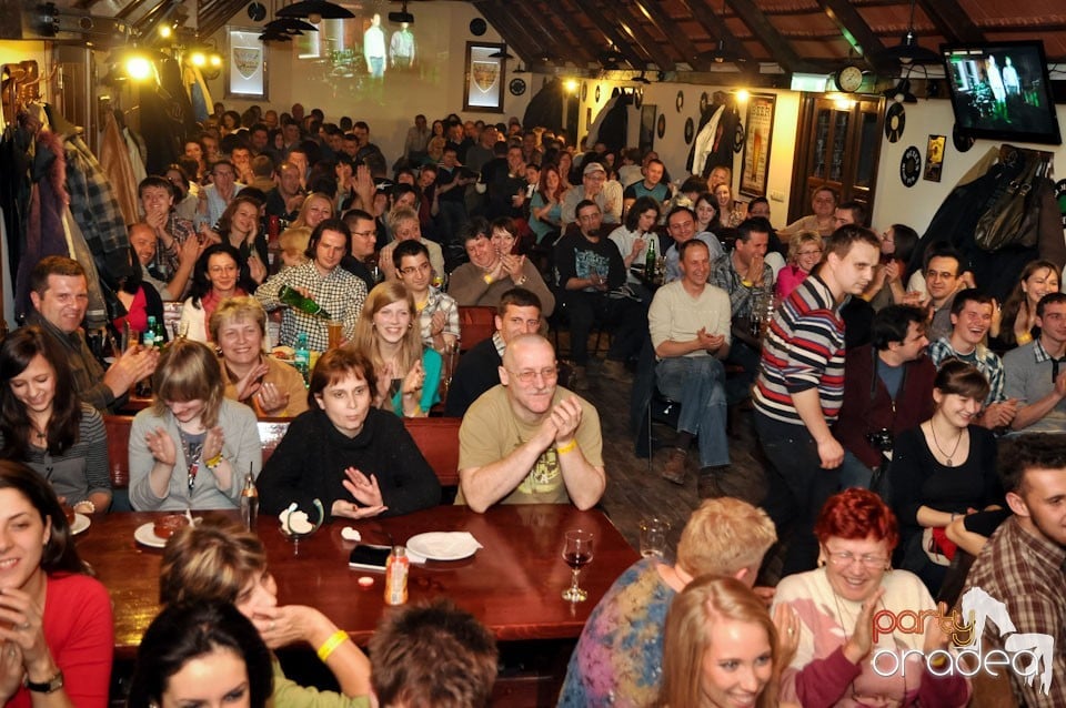 Comedianţii din Showder Klub în Queen's, Queen's Music Pub