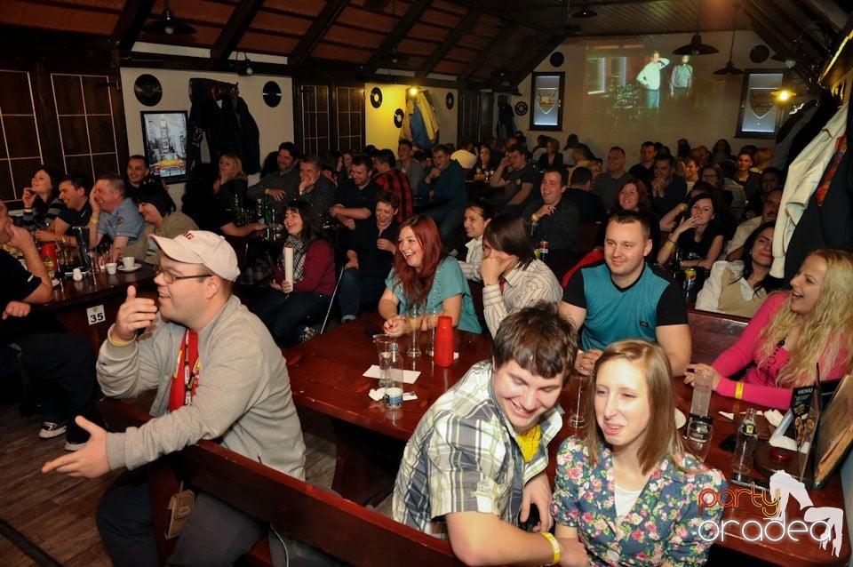 Comedianţii din Showder Klub în Queen's, Queen's Music Pub