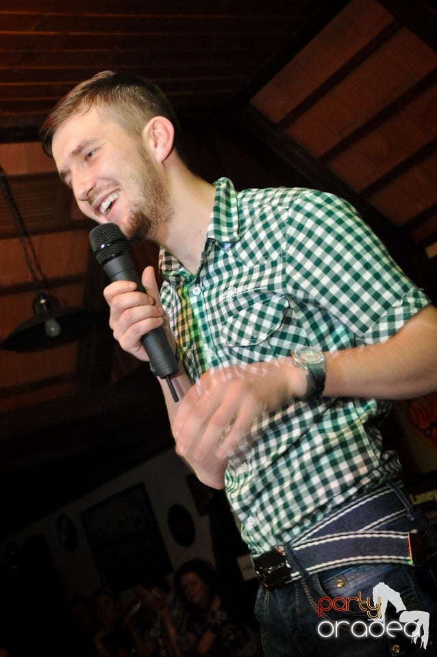 Comedianţii din Showder Klub în Queen's, Queen's Music Pub