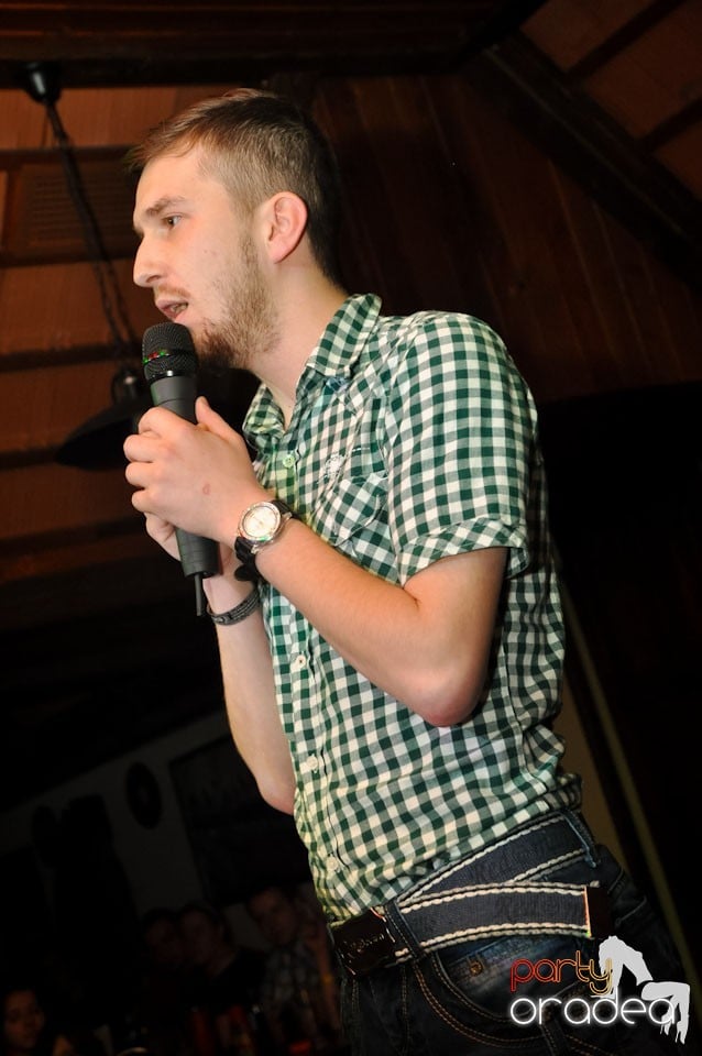 Comedianţii din Showder Klub în Queen's, Queen's Music Pub