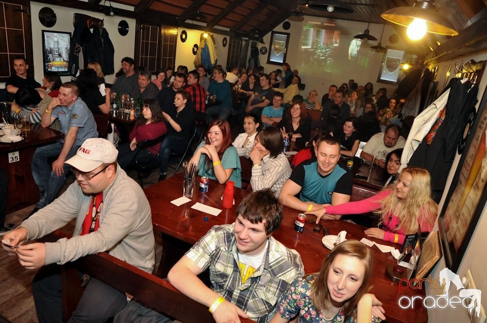 Comedianţii din Showder Klub în Queen's, Queen's Music Pub