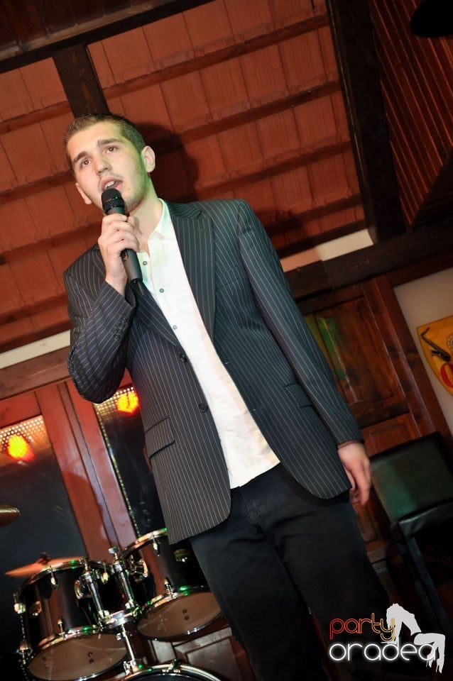 Comedianţii din Showder Klub în Queen's, Queen's Music Pub