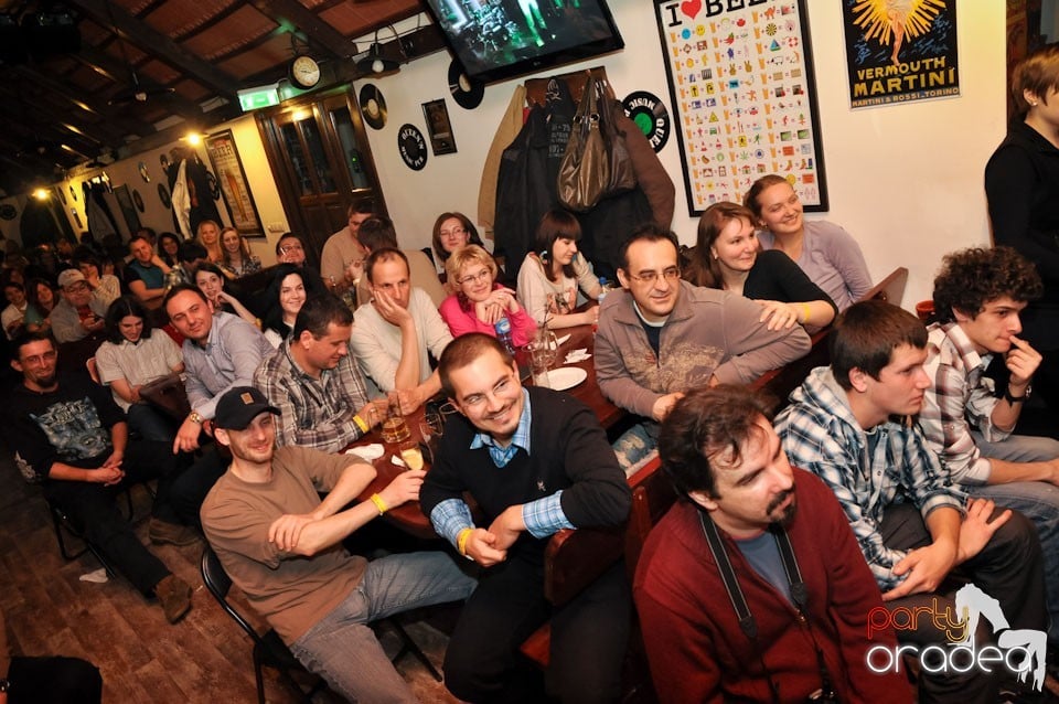 Comedianţii din Showder Klub în Queen's, Queen's Music Pub