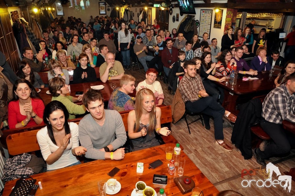 Comedianţii din Showder Klub în Queen's, Queen's Music Pub