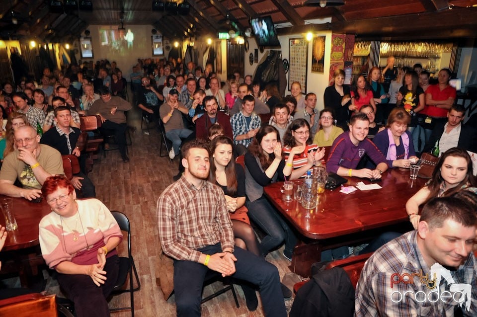 Comedianţii din Showder Klub în Queen's, Queen's Music Pub