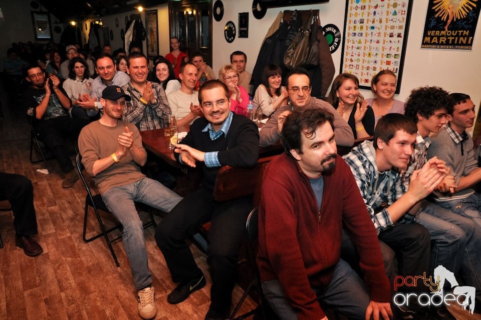 Comedianţii din Showder Klub în Queen's, Queen's Music Pub