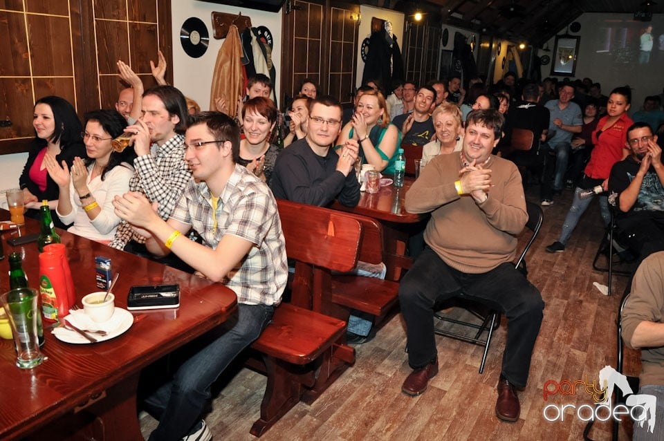 Comedianţii din Showder Klub în Queen's, Queen's Music Pub