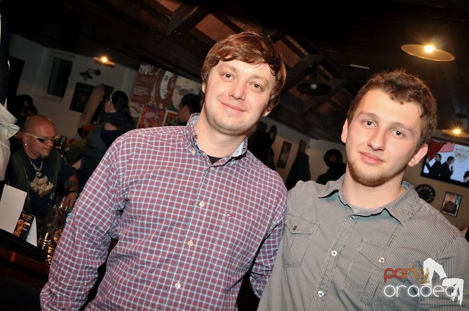 Comedianţii din Showder Klub în Queen's, Queen's Music Pub