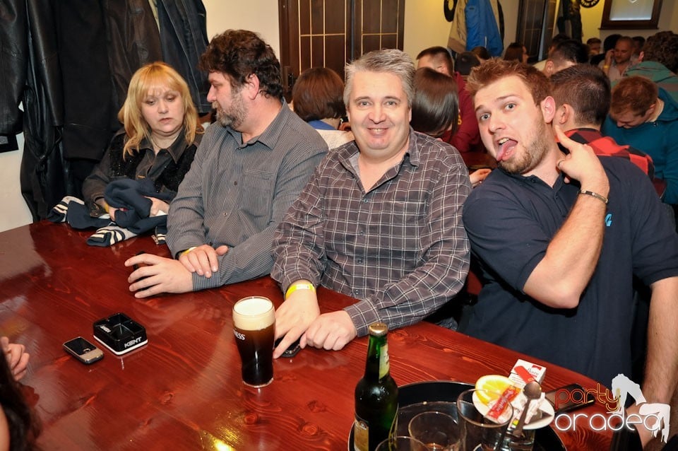 Comedianţii din Showder Klub în Queen's, Queen's Music Pub