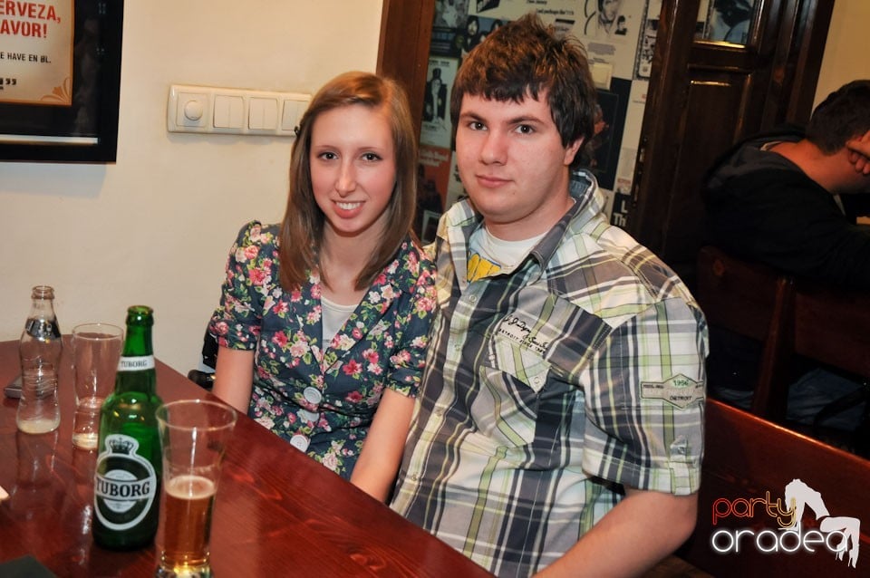 Comedianţii din Showder Klub în Queen's, Queen's Music Pub
