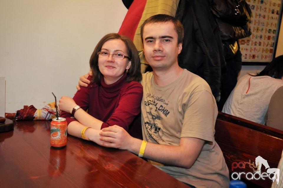 Comedianţii din Showder Klub în Queen's, Queen's Music Pub