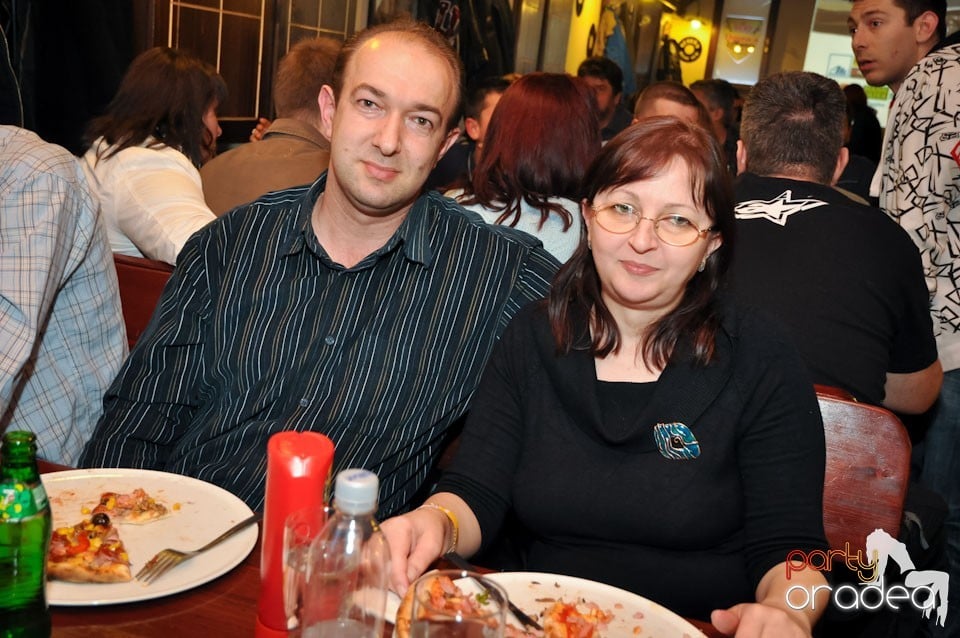 Comedianţii din Showder Klub în Queen's, Queen's Music Pub
