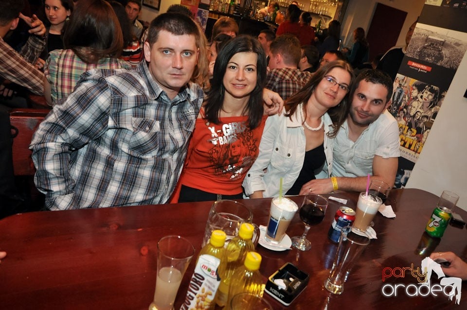 Comedianţii din Showder Klub în Queen's, Queen's Music Pub