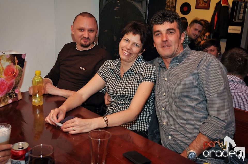 Comedianţii din Showder Klub în Queen's, Queen's Music Pub