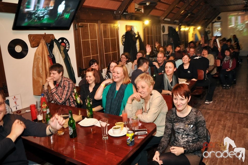 Comedianţii din Showder Klub în Queen's, Queen's Music Pub