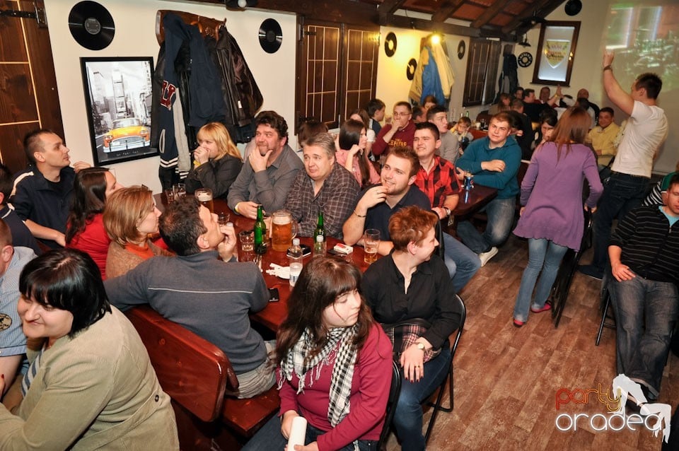 Comedianţii din Showder Klub în Queen's, Queen's Music Pub