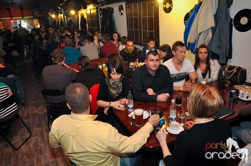 Comedianţii din Showder Klub în Queen's, Queen's Music Pub