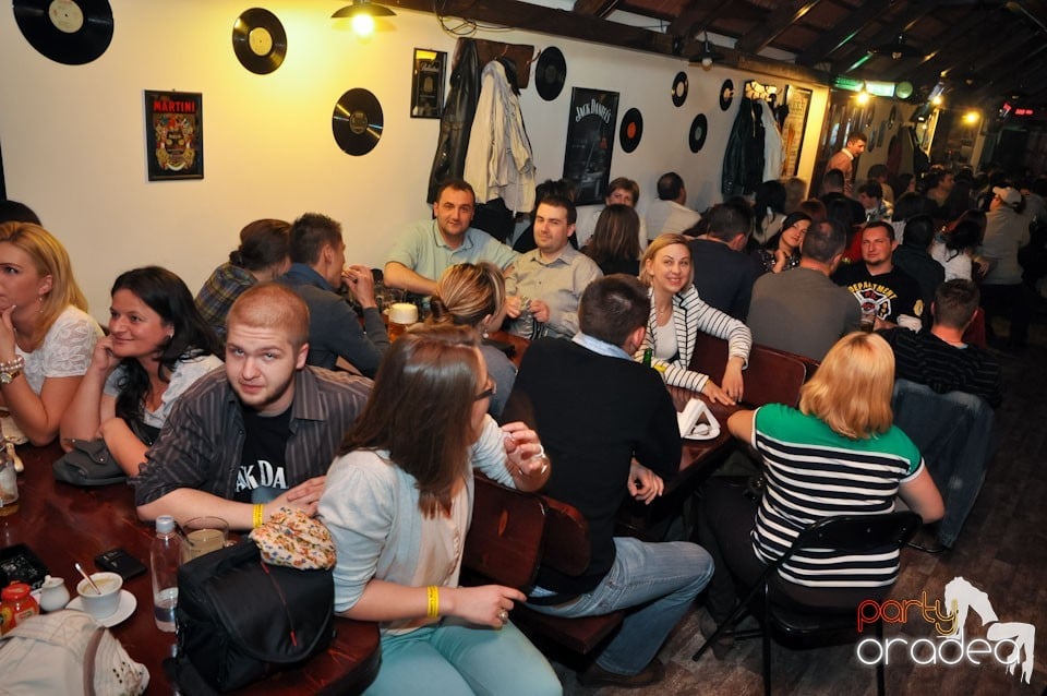 Comedianţii din Showder Klub în Queen's, Queen's Music Pub